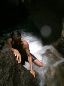 Escalando a primeira cachoeira do Titou Gorge, no Trois Pitons National Park, em Dominica, no Caribe